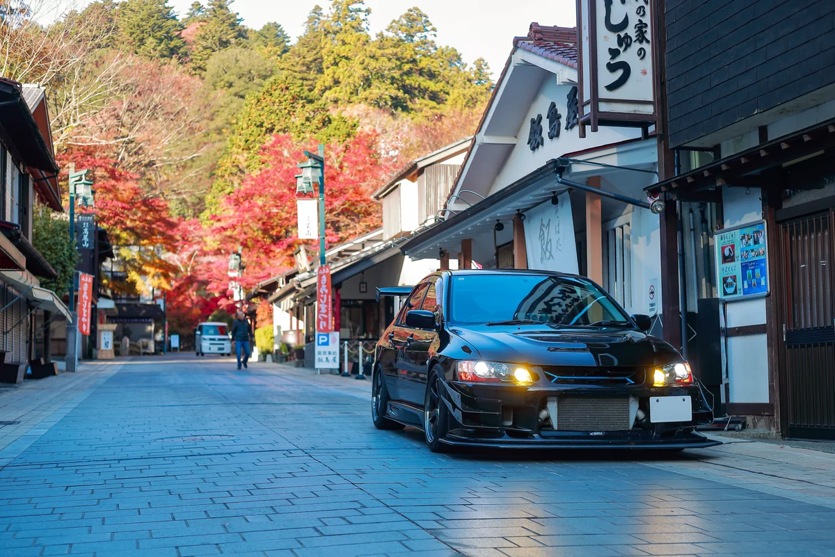 商店街に停まる黒い三菱ランサーエボリューション